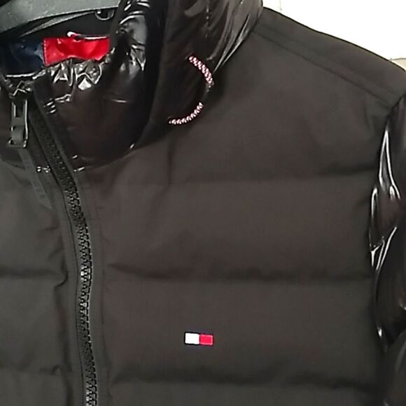 Tommy Hilfiger NWT Men's Black Shine Hooded Puffer Coat. Size Small - Picture 3 of 16